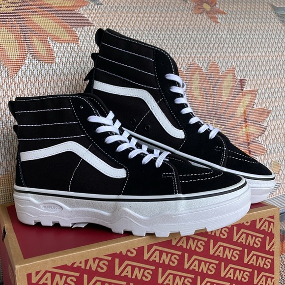 Vans WMNS Sentry Sk8-Hi
Black/White
VN0A5KY5BA2
Sneakers - Picture 10 of 16